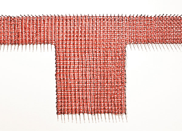 Šejla Kamerić, Measure XM (détail), 2014 - Coton rouge, clous en acier, T-shirt : 58 x 240 cm, clous : 5,5 x 0,25 cm. Avec l’aimable autorisation de l’artiste et de la galerie Tanja Wagner