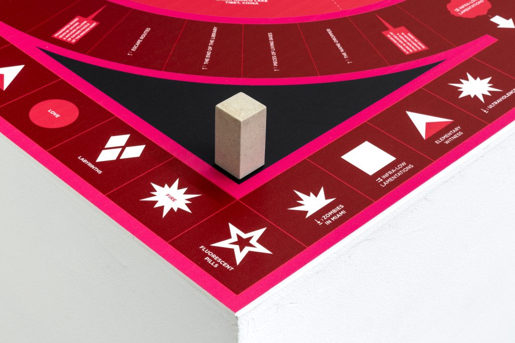 Zoom sur une pièce de l'artiste, présentant les pictogrammes et détail du plateau de jeu