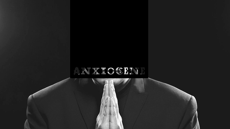 Photo noir et blanc, homme en veste mains serrées l'une contre l'autre, avec carré noir dissimulant son visage, mot "anxiogène" écrit en bas du carré.