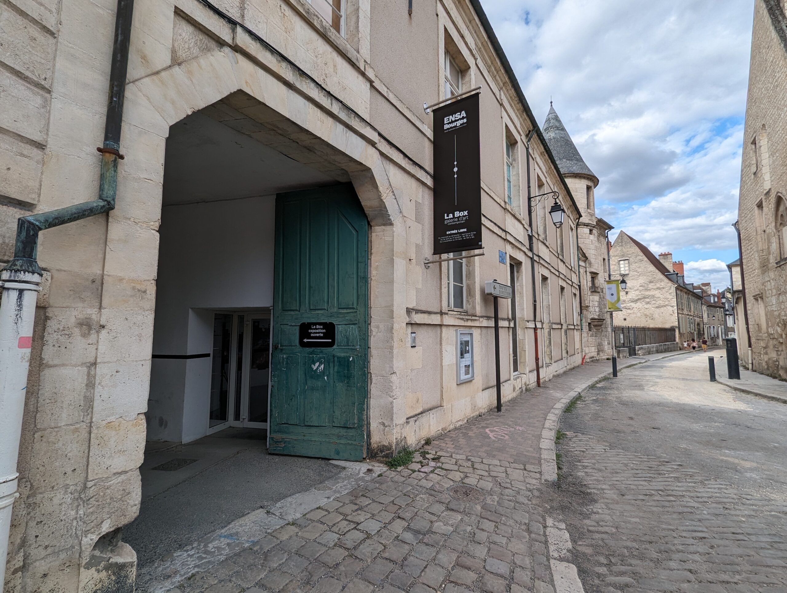 Entrée de La Box - face à la place Cujas